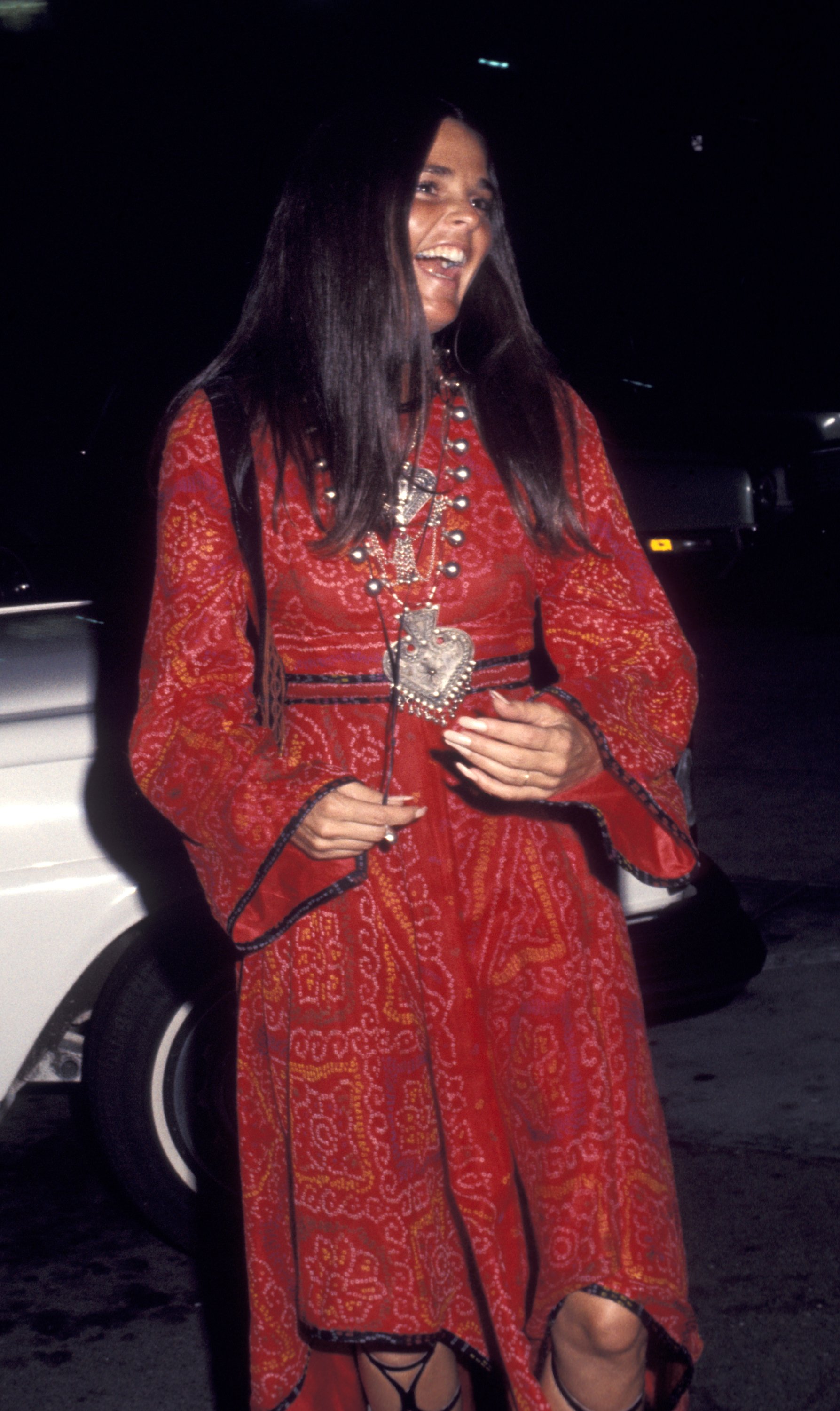 Ali MacGraw walks to the Bistro Restaurant on June 5, 1970, in Beverly Hills, California. | Source: Getty Images