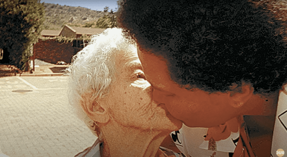 Sandra küsst sacht ihre Mutter beim Wiedersehen. | Quelle: YouTube.com/Our Life