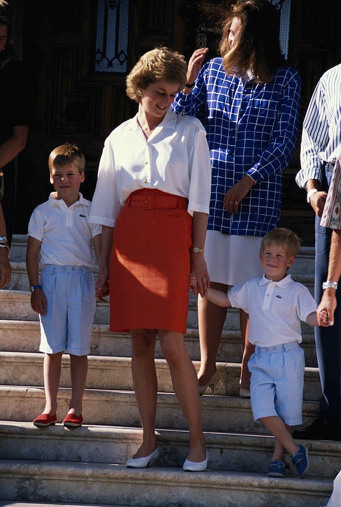 La princesa Diana con sus hijos, William y Harry, en las escaleras del Palacio de Marivent durante sus vacaciones de verano en Mallorca, en julio de 1988. | Foto: Getty Images