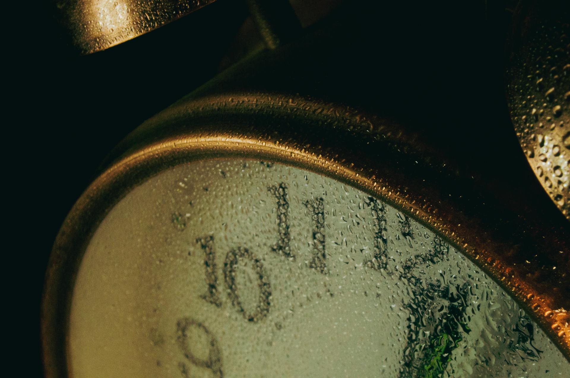 A close-up shot of a clock | Source: Pexels