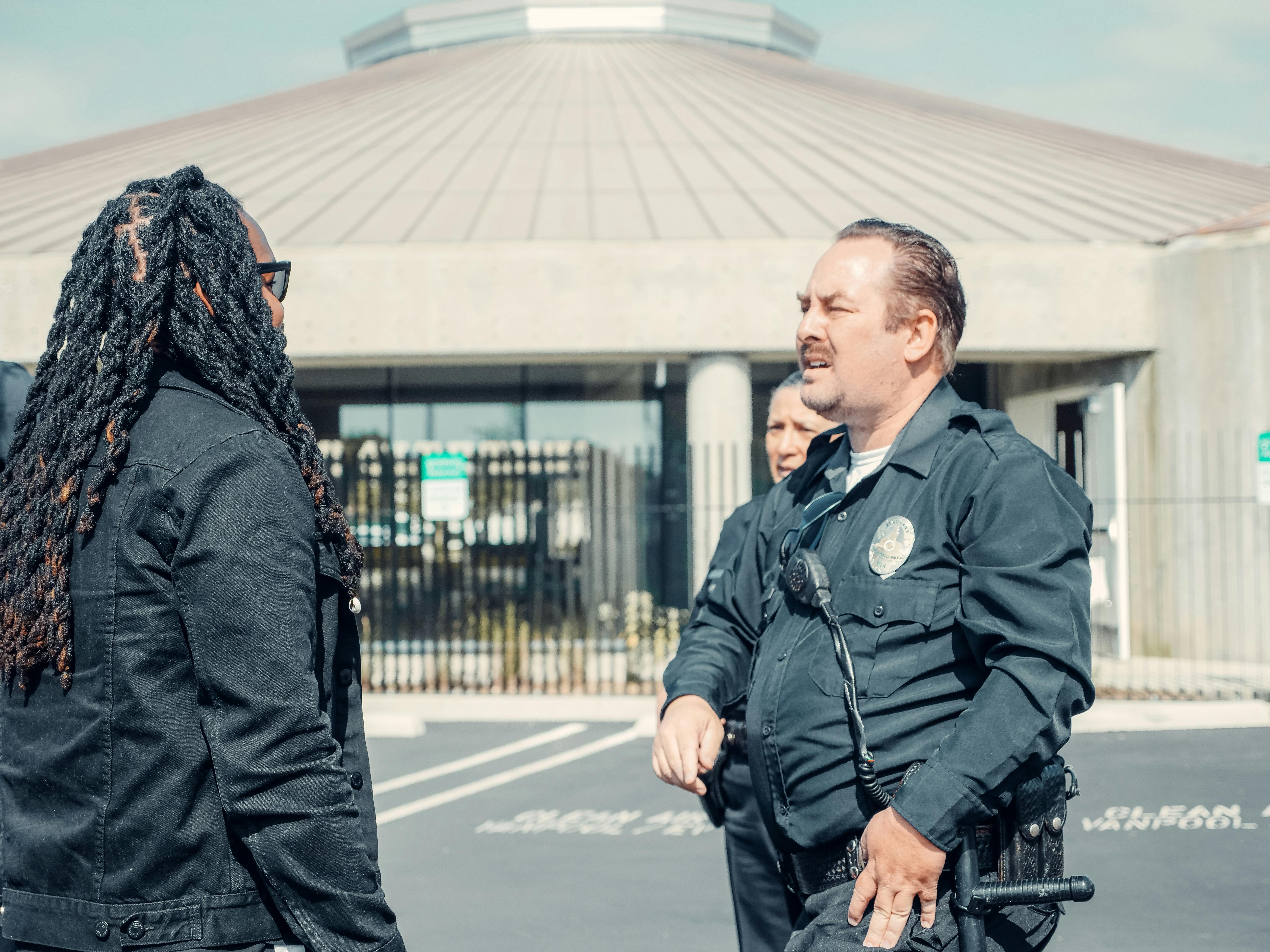 A policeman talking to a man | Source: Pexels