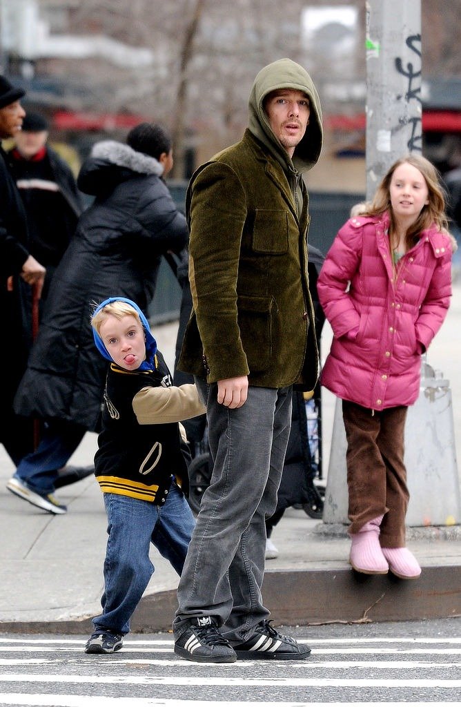  Ethan Hawke stroll across the West Village with his children on March 8, 2008. | Photo: Getty Images 