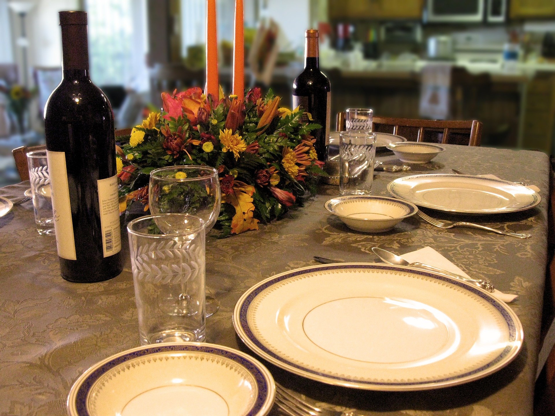 Dining table set-up for Thanksgiving dinner. | Source: Pixabay