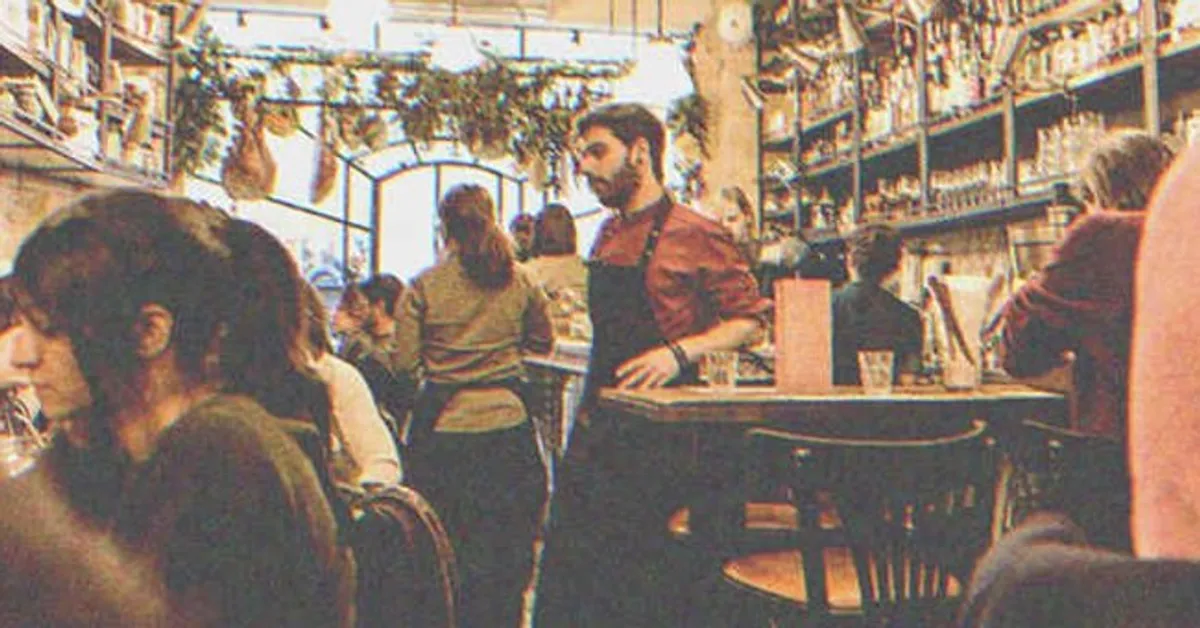 Ein Restaurant voller Menschen. | Source: Shutterstock