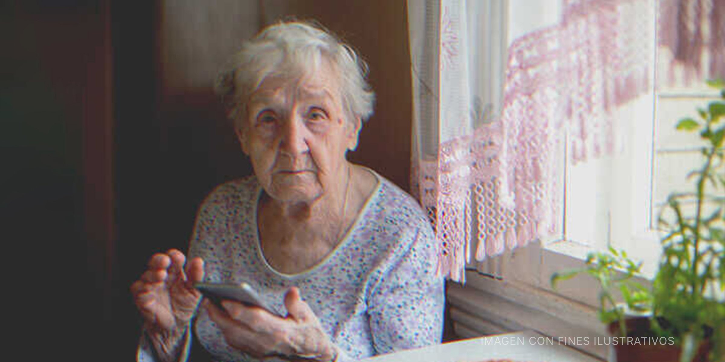 Anciana con un celular | Foto: Shutterstock 