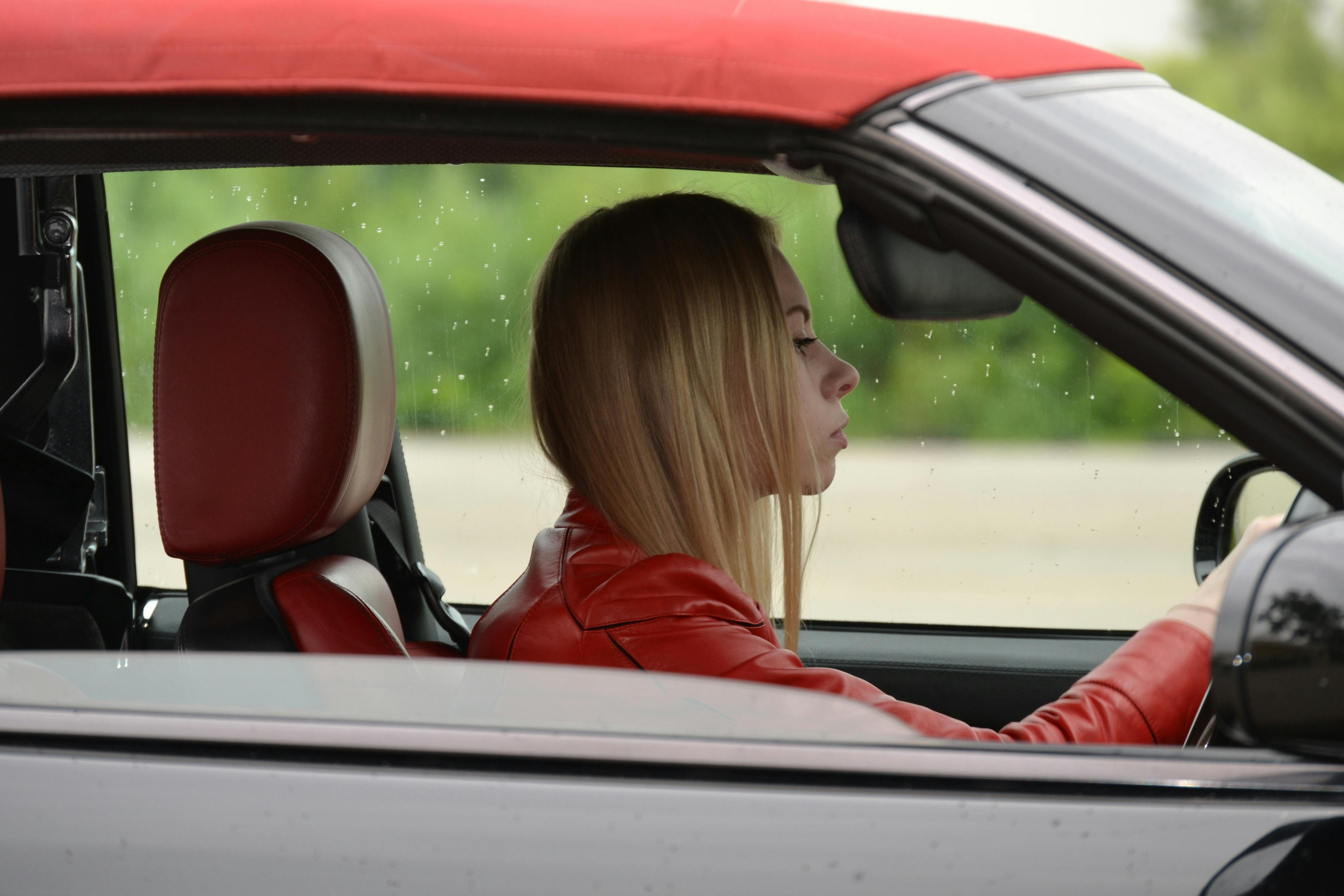 Woman drives a car | Source: Pexels