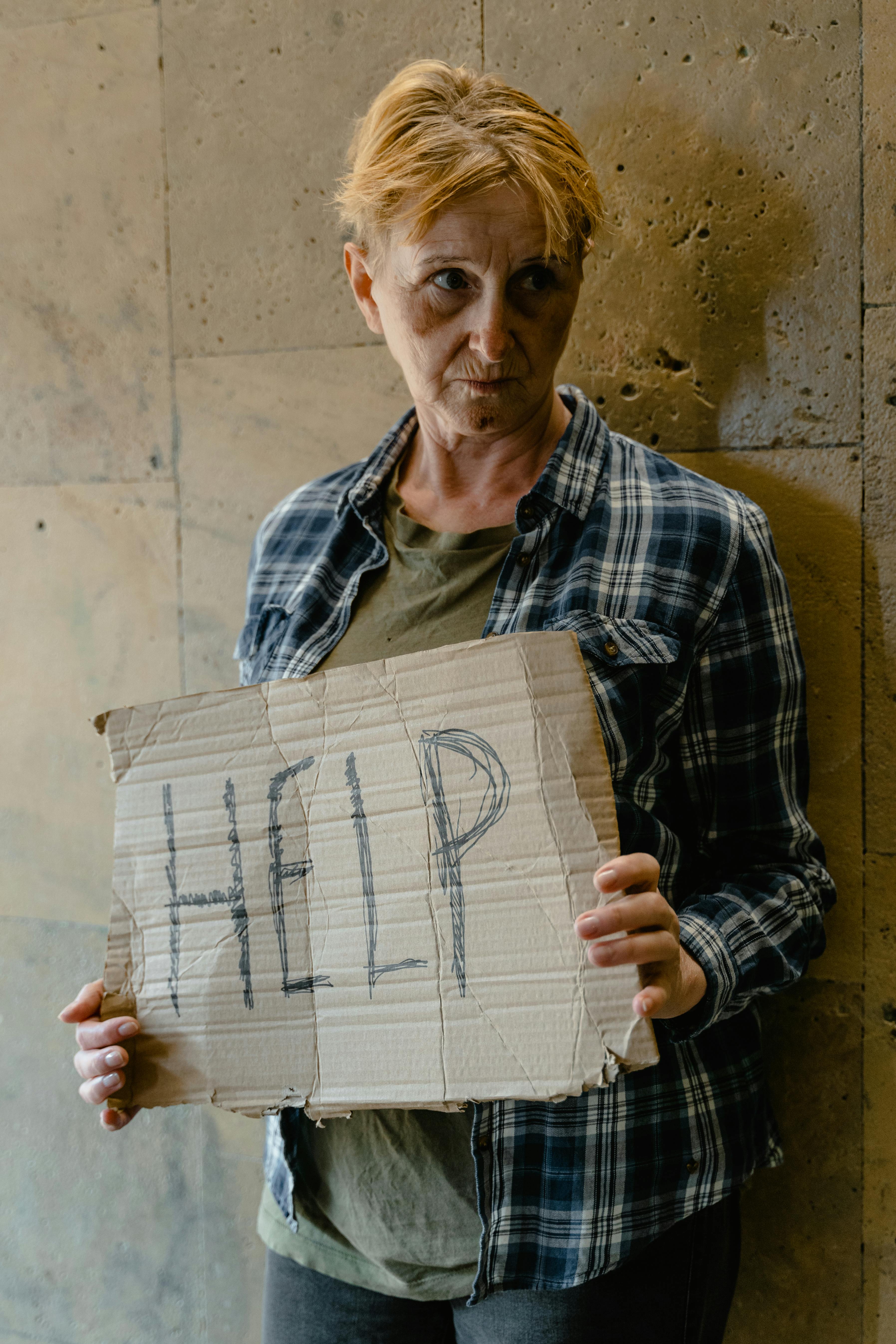 A homeless woman | Source: Pexels