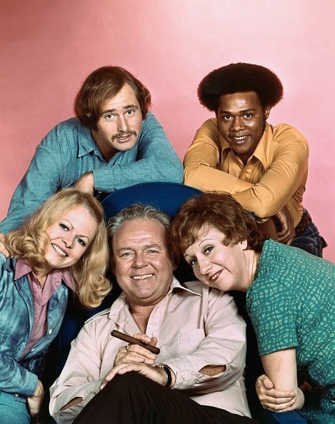 "All in the Family" cast: Carroll O'Connor, Sally Struthers, Rob Reiner, Mike Evans and Jean Stapleton | Photo: Getty Images