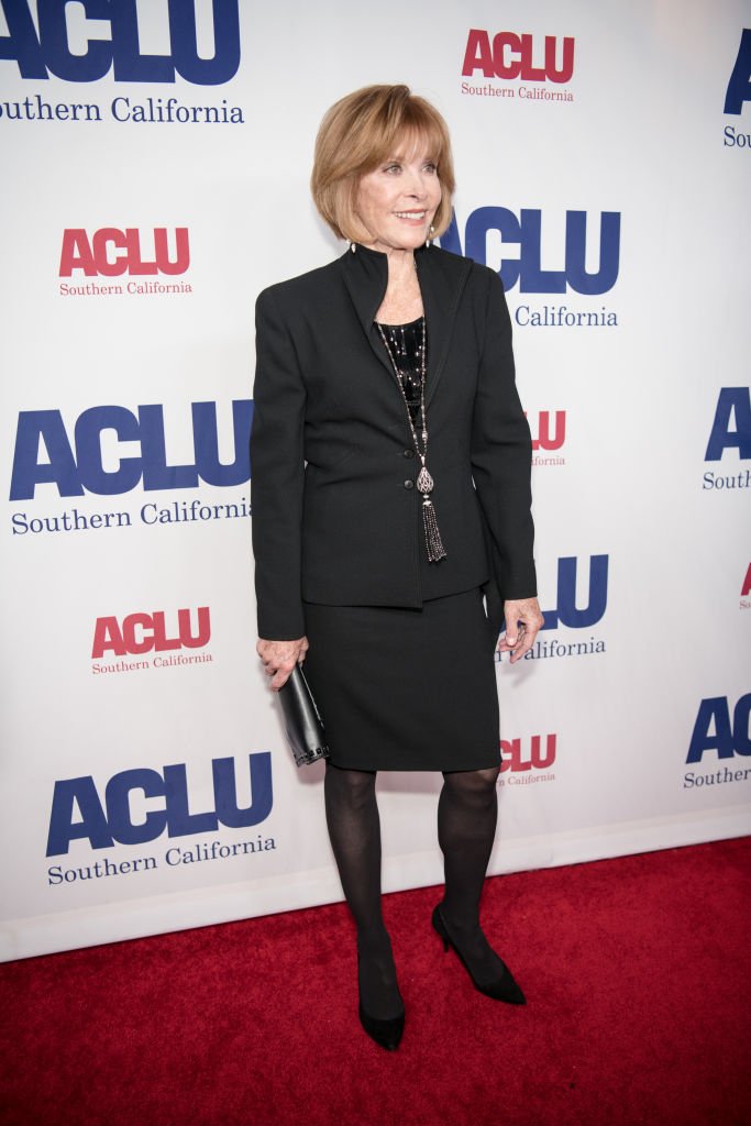 Stephanie Powers arrive au dîner annuel de la Déclaration des droits de l'ACLU SoCal au Beverly Wilshire Four Seasons Hotel le 17 novembre 2019 à Beverly Hills, Californie. | Photo : Getty Images