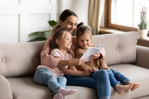 Une mère qui s'amuse avec ses deux enfants | Photo : Shutterstock.