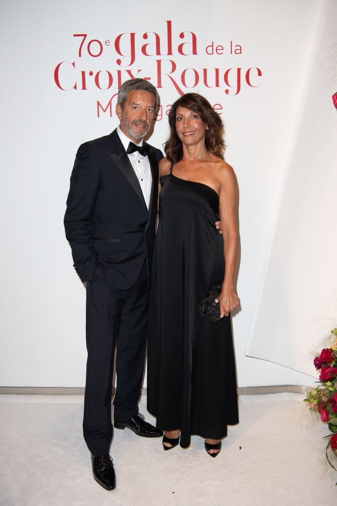 Michel Cymes et son épouse Nathalie assistent au 70e Bal de la Croix-Rouge monégasque le 27 juillet 2018 à Monte-Carlo, Monaco. | Photo : Getty Images