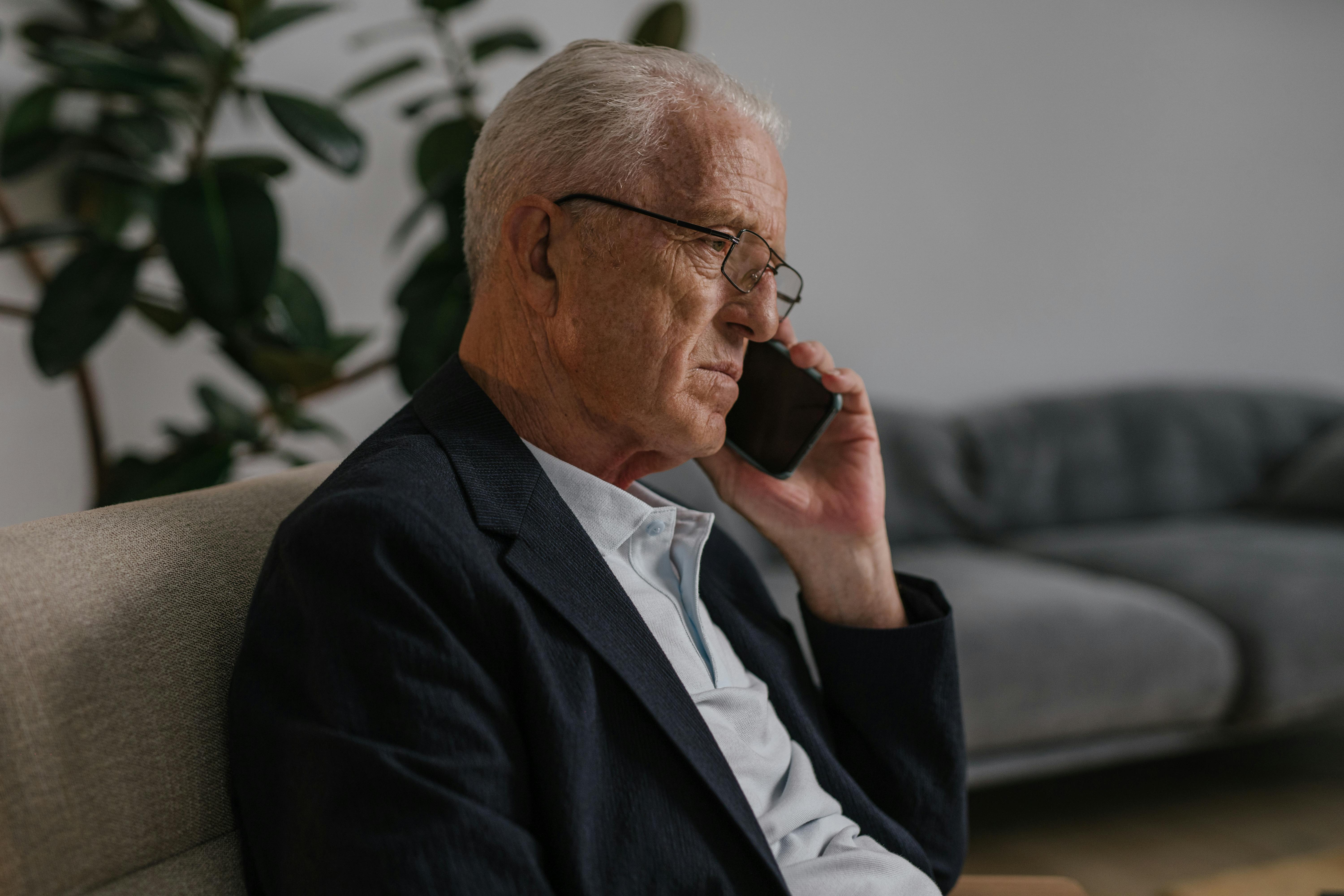 Elderly man talks on the phone | Source: Pexels