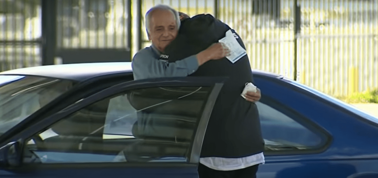 Jose Villarruel y Steven Nava abrazándose. | Foto: youtube.com/CBS Los Angeles 
