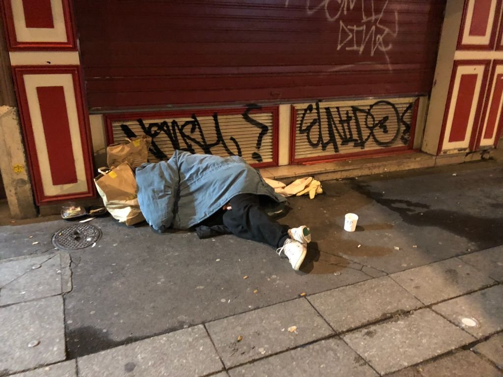 Une femme sans-abris qui dort dans la rue. | source: Getty Images