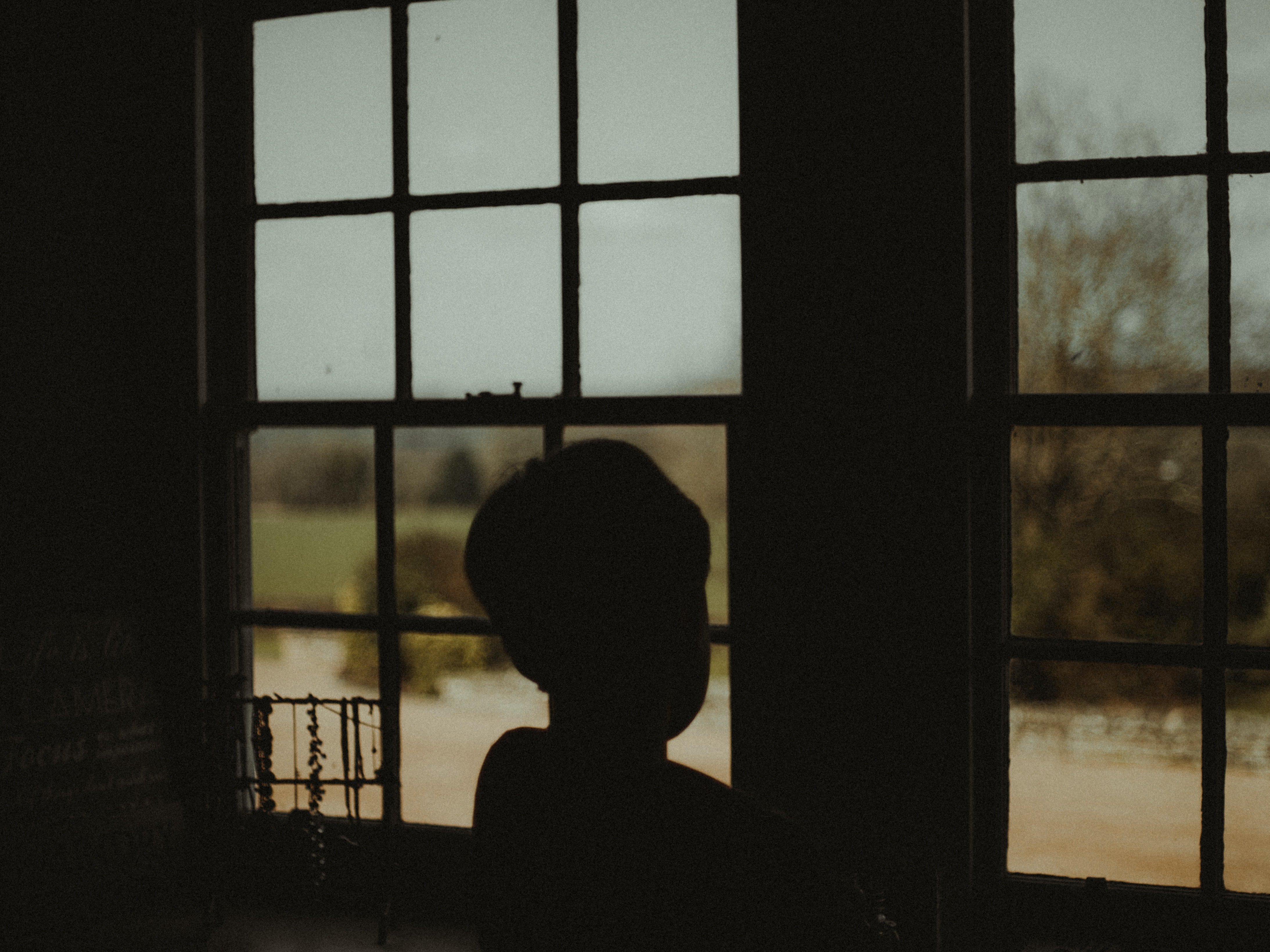 Little Louie always stood by the window, waiting for his mom. | Source: Pexels
