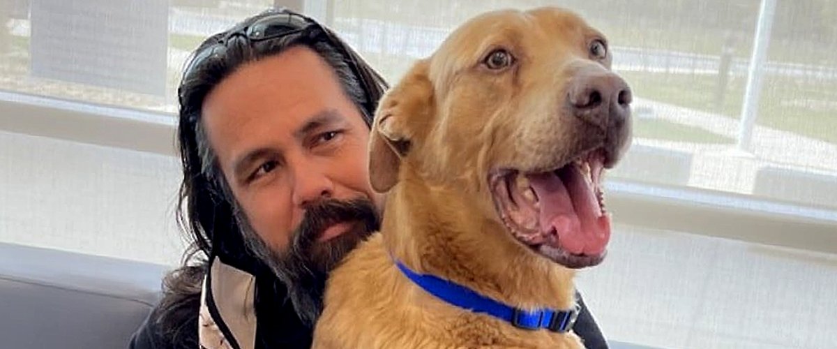 Michael Joy mit Sam, der vor 4 Jahren verloren ging | Quelle: YouTube/Inside Edition