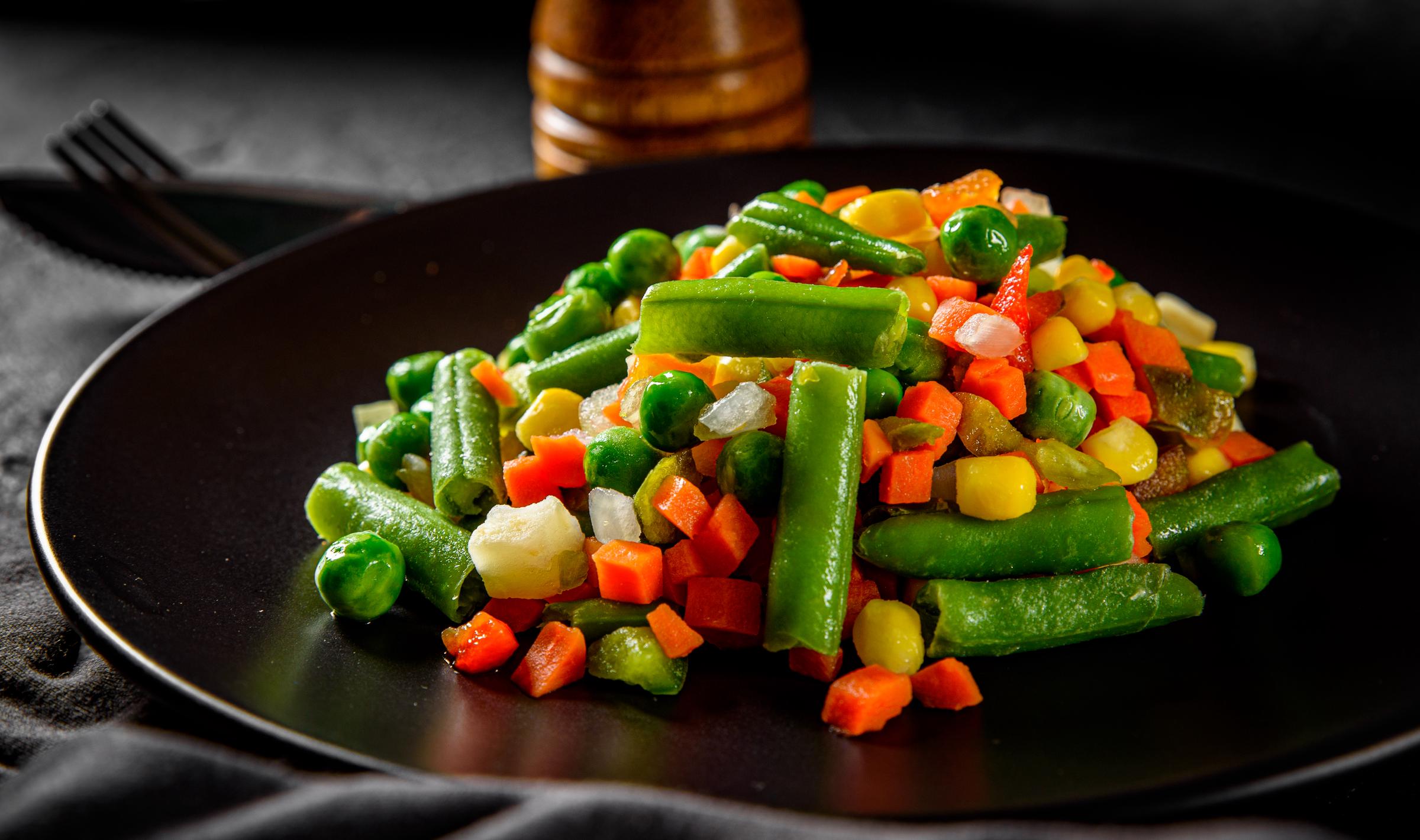 A plate of peas, carrots, and mixed vegetables | Source: Getty Images