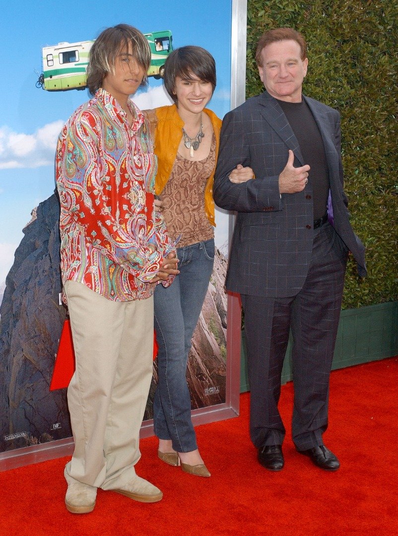 Robin Williams, su hija Zelda y su hijo Cody durante el estreno de "RV" en Los Ángeles, California. | Foto: Getty Images