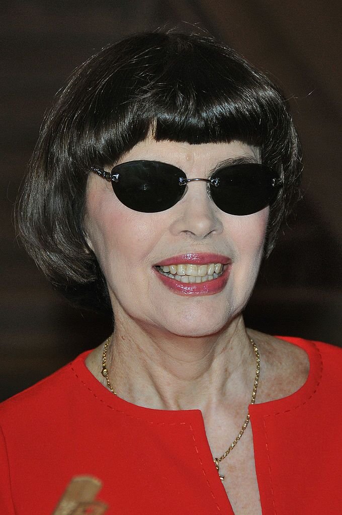 Mireille Mathieu affichant un grand sourire. l Source : Getty Images