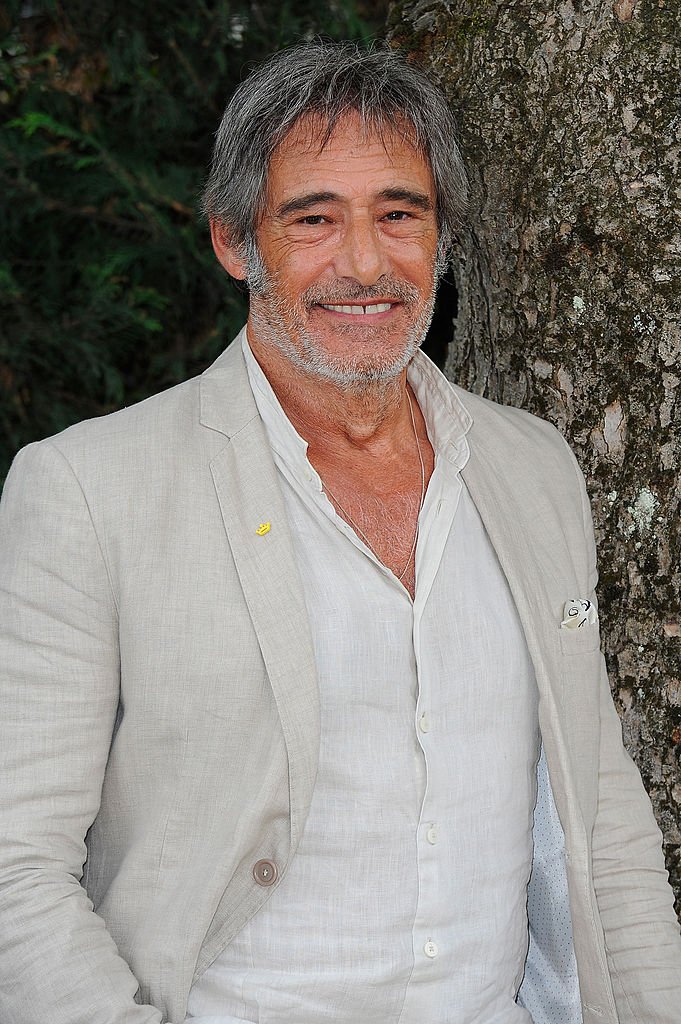 Gérard Lanvin présente le film 'Pension complete' au cours de la ''Vivement Dimanche'' émission de télévision française au Pavillon Gabriel le 16 décembre 2015 à Paris. | Photo : Getty Images