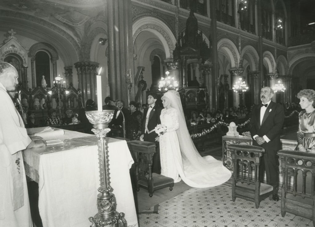 Diego Maradona y Claudia Villafañe durante su boda en la Iglesia Santísimo Sacramento, el 7 de noviembre de 1989 en Buenos Aires, Argentina. | Foto: Getty Images
