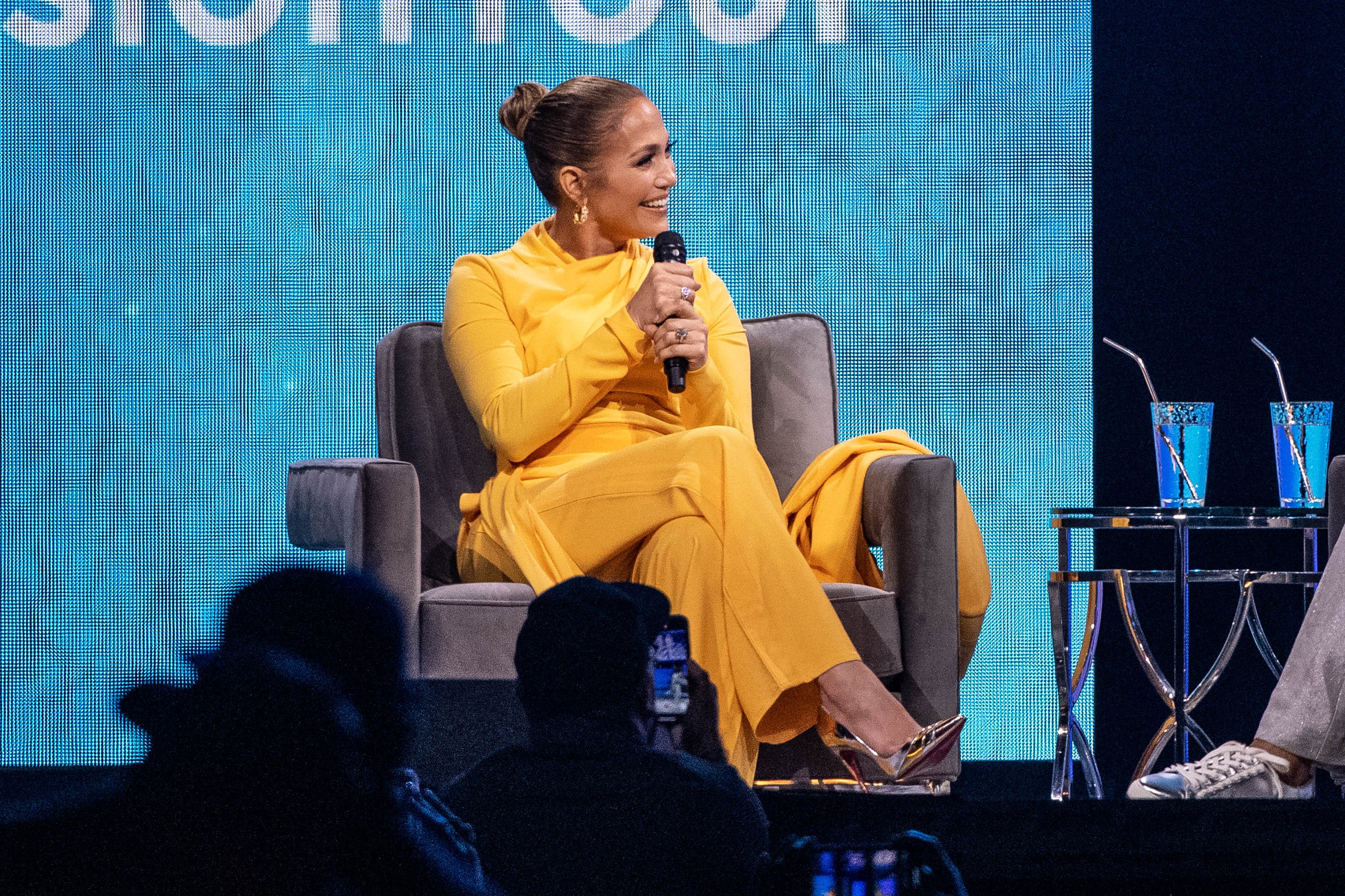 Oprah and Jennifer Lopez speak onstage during 'Oprah's 2020 Vision: Your Life in Focus Tour' at The Forum on February 29, 2020 in Inglewood, California | Photo: Getty Images