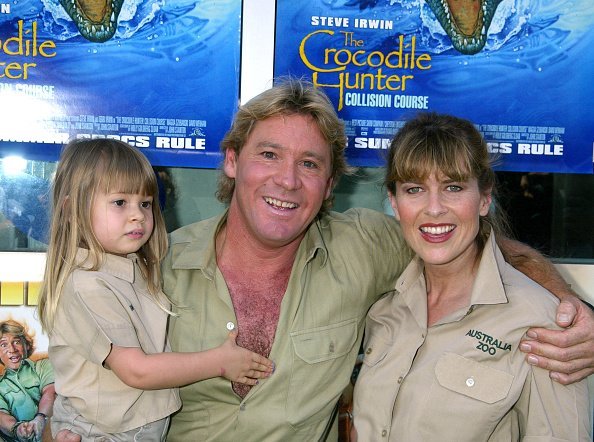 Steve Irwin, Terri Irwin, and daughter at the Arclight Cinerama Dome in Hollywood, Califoria, 2002 | Photo: GettyImages