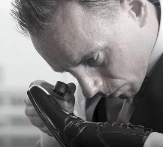 Drew Goodall revisando zapatos | Foto: YouTube/IBTimes UK