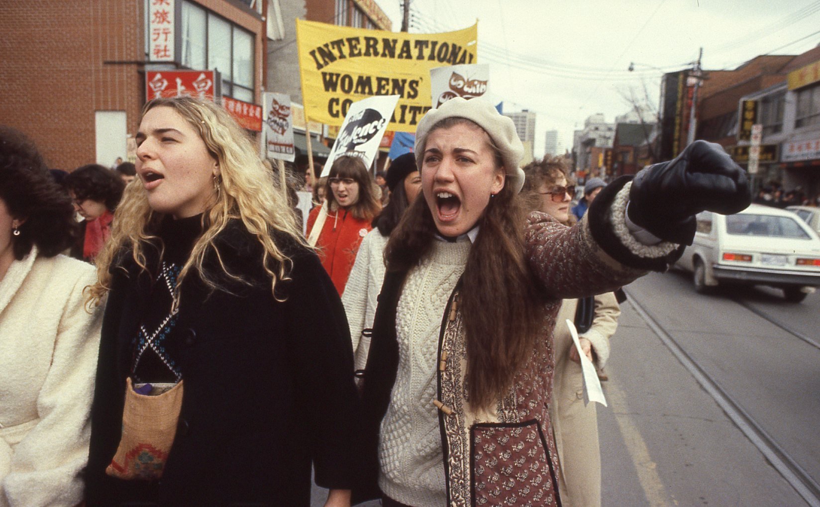 Miles de mujeres marchan en el Día Internacional de la Mujer en Toronto en 1981. | Foto: Getty Images