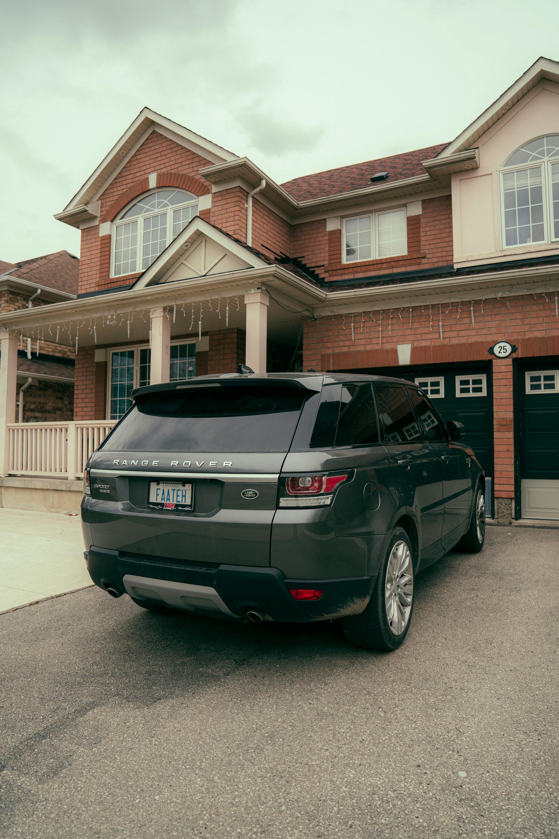 A car parked in a driveway | Source: Pexels