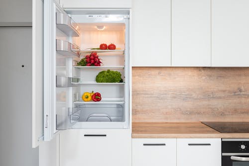Photo of an opened fridge. | Photo: Pexel