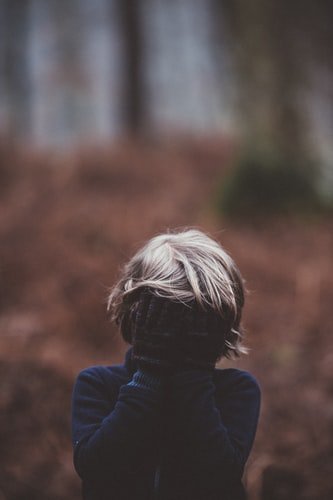 Un petit garçon dans la forêt. | Photo : Unsplash