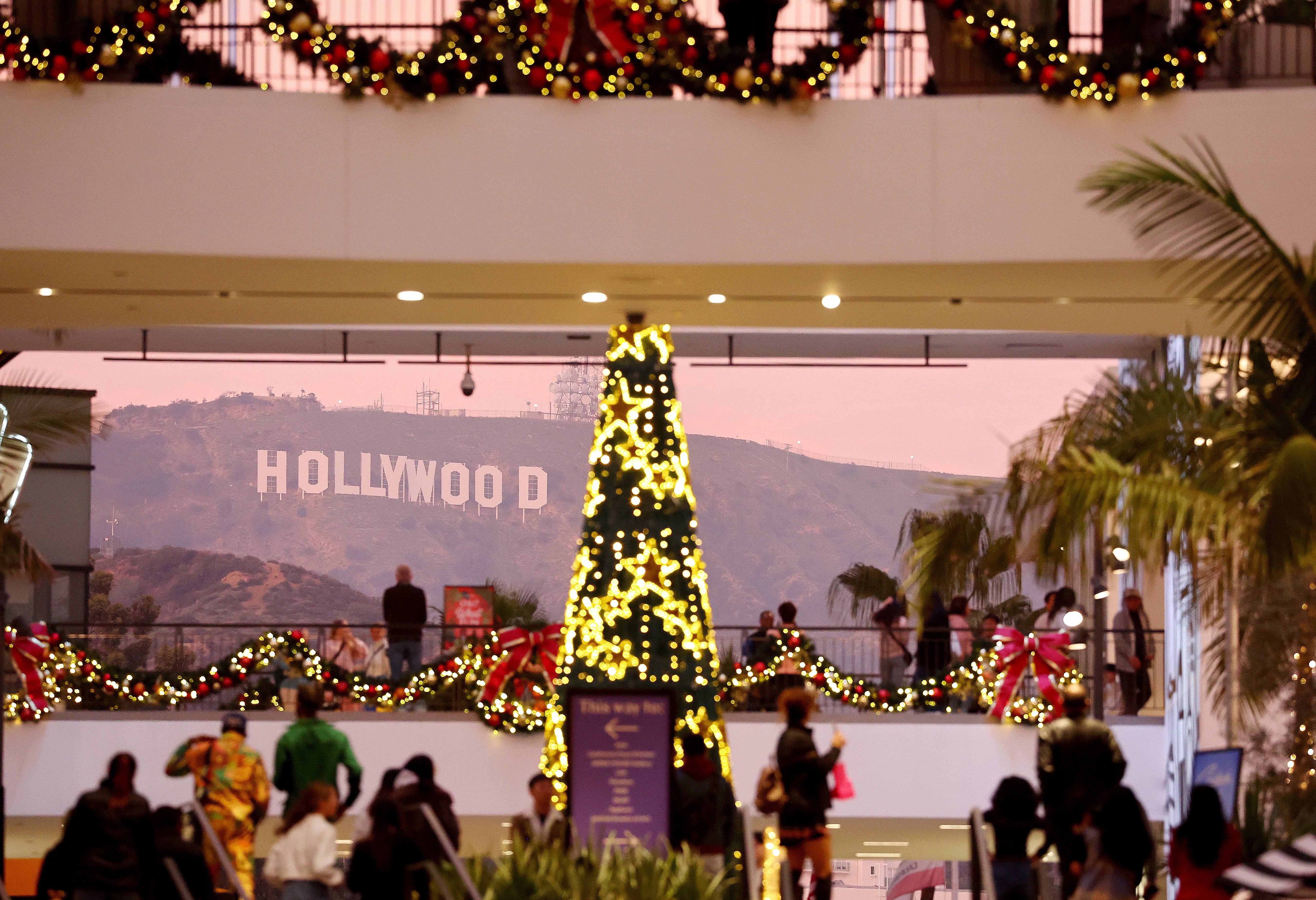 A busy Hollywood shopping centre in Los Angeles, California on December 22, 2022 | Source: Getty Images