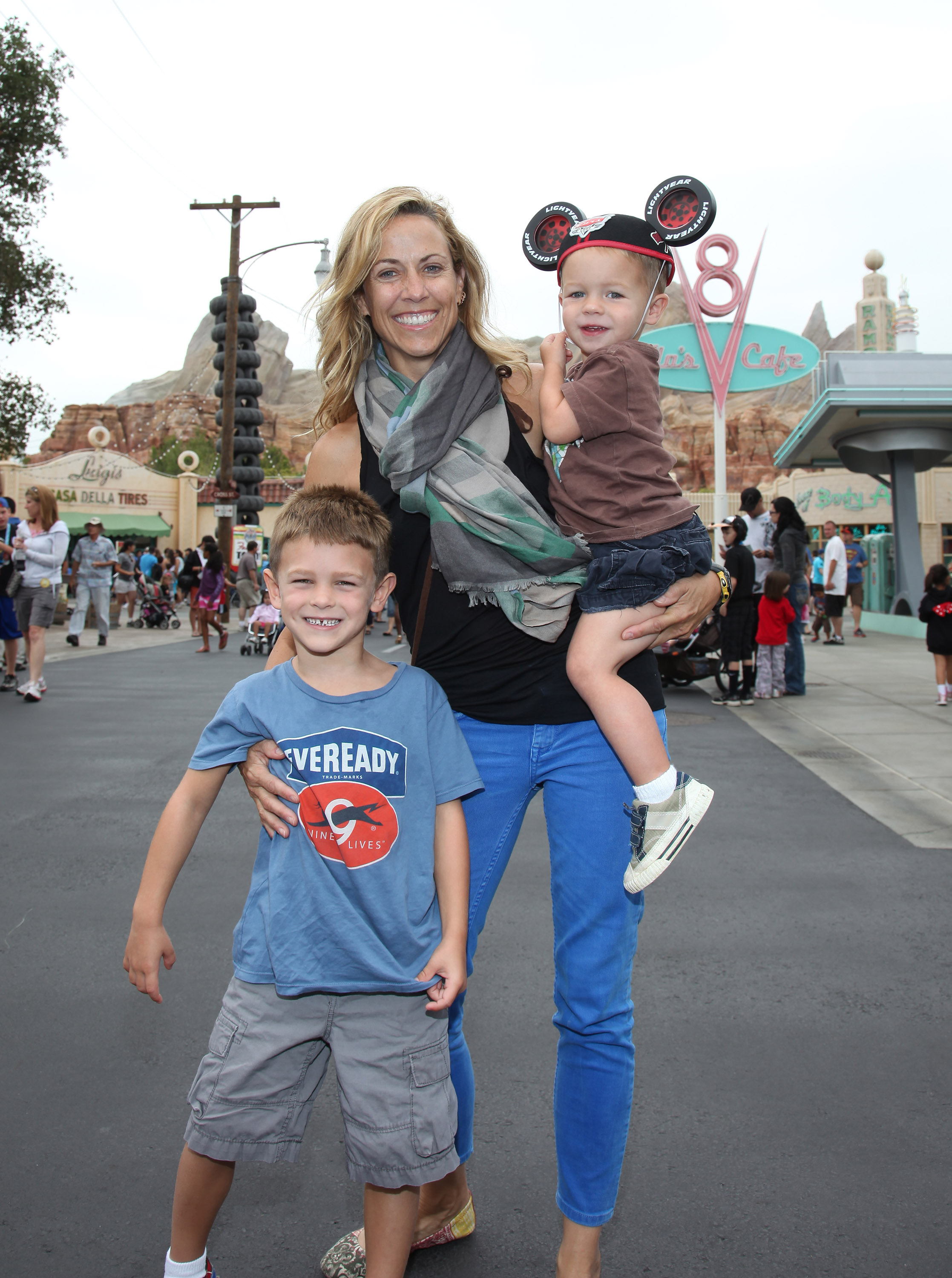 Sheryl Crow with her sons, Wyatt and Levi, at Disney California Adventure Park on July 25, 2012, in Anaheim. | Source: Getty Images