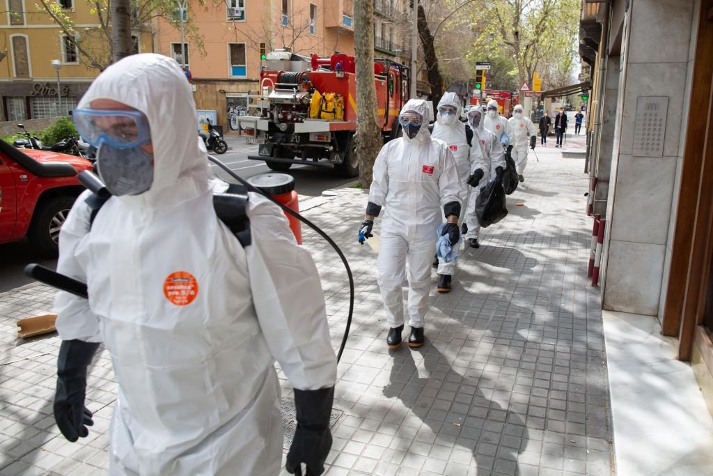 Soldiers of the Military Emergency Unit are seen entering to disinfect a nursing home to stop coronavirus outbreak on March 27, 2020 in Barcelona, Spain | Photo: GettyImages 
