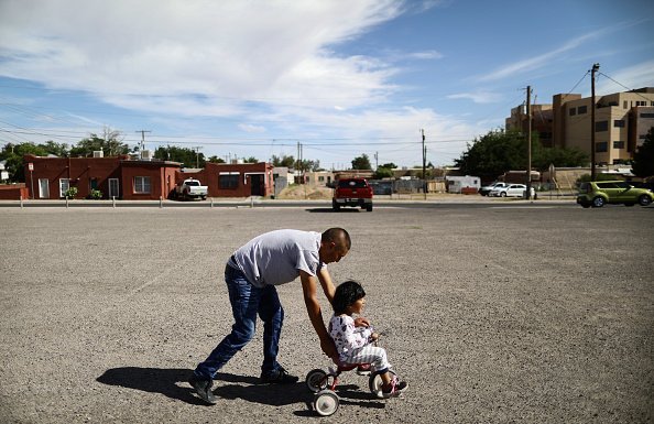 A father playing with his daughter.| Photo: Getty Images.