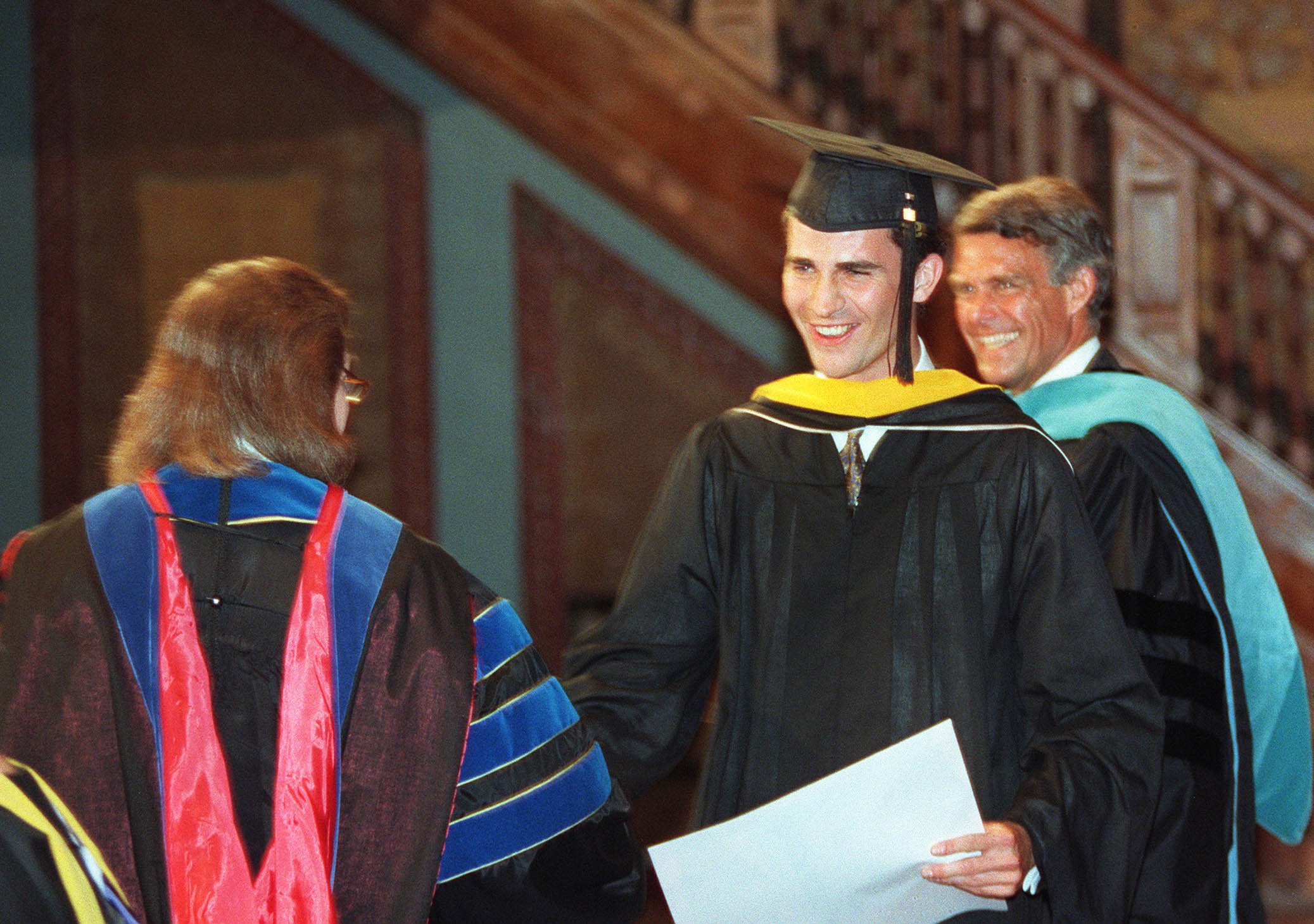 Felipe de España es felicitado por la Dra. Sally Anne Baynard, profesora de la Universidad de Georgetown, y el Decano del Servicio Exterior Peter Krogh en la Universidad de Georgetown, 1995. | Foto: Getty Images