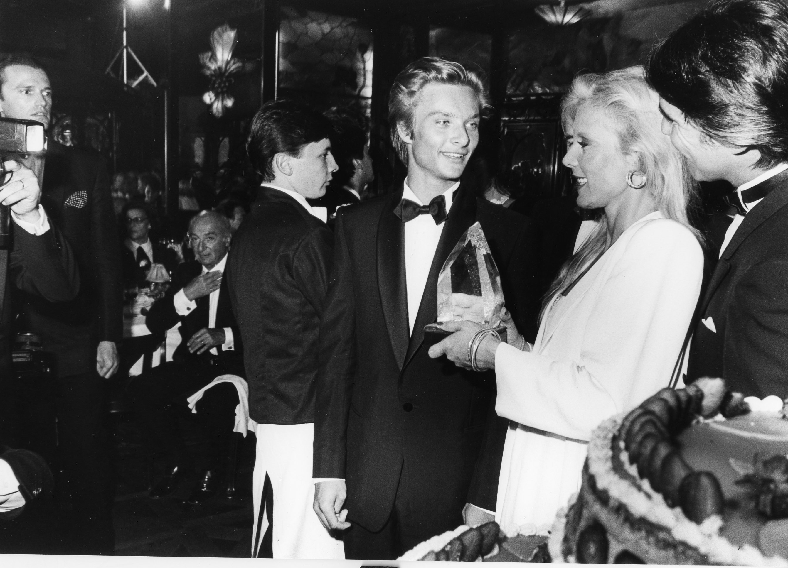 Sylvie Vartan célèbre vingt ans de chansons au restaurant Maxim's, ici David Hallyday et Tony Scotti France, 1984 | Photo : Getty Image