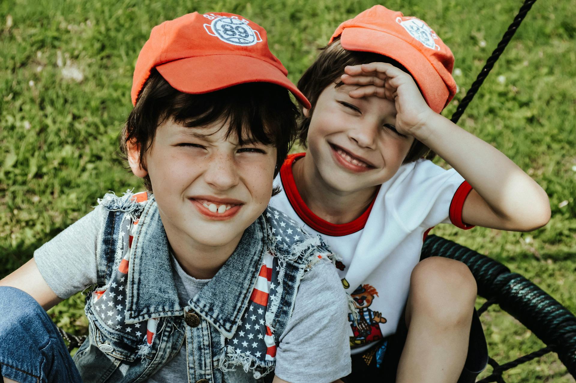 Smiling twin boys | Source: Pexels