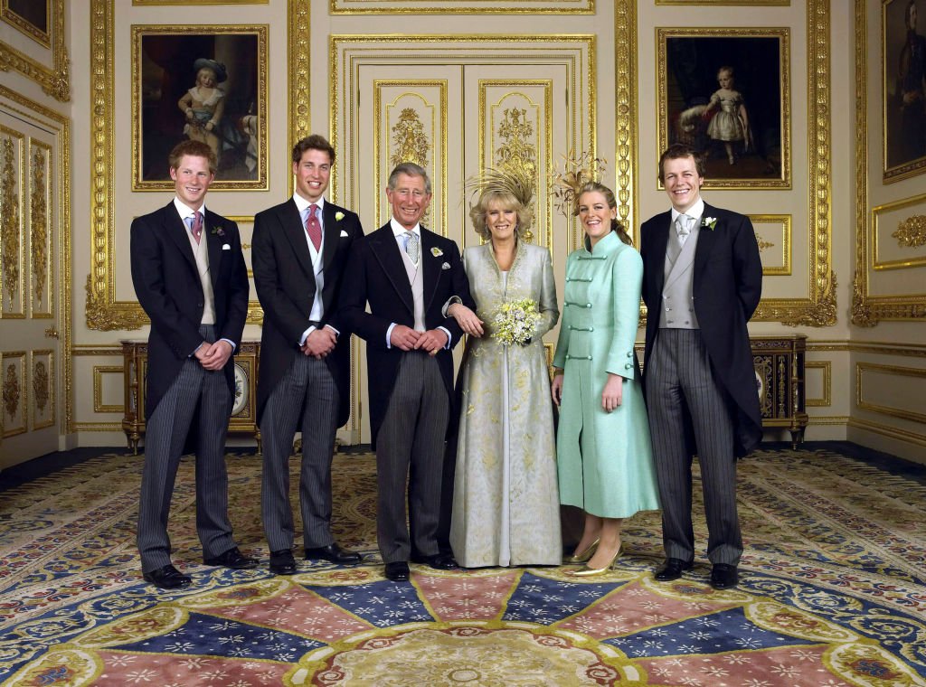Prinz Charles und Camilla Parker Bowles und ihre Kinder nach ihrer Hochzeit, 2005 | Quelle: Getty Images