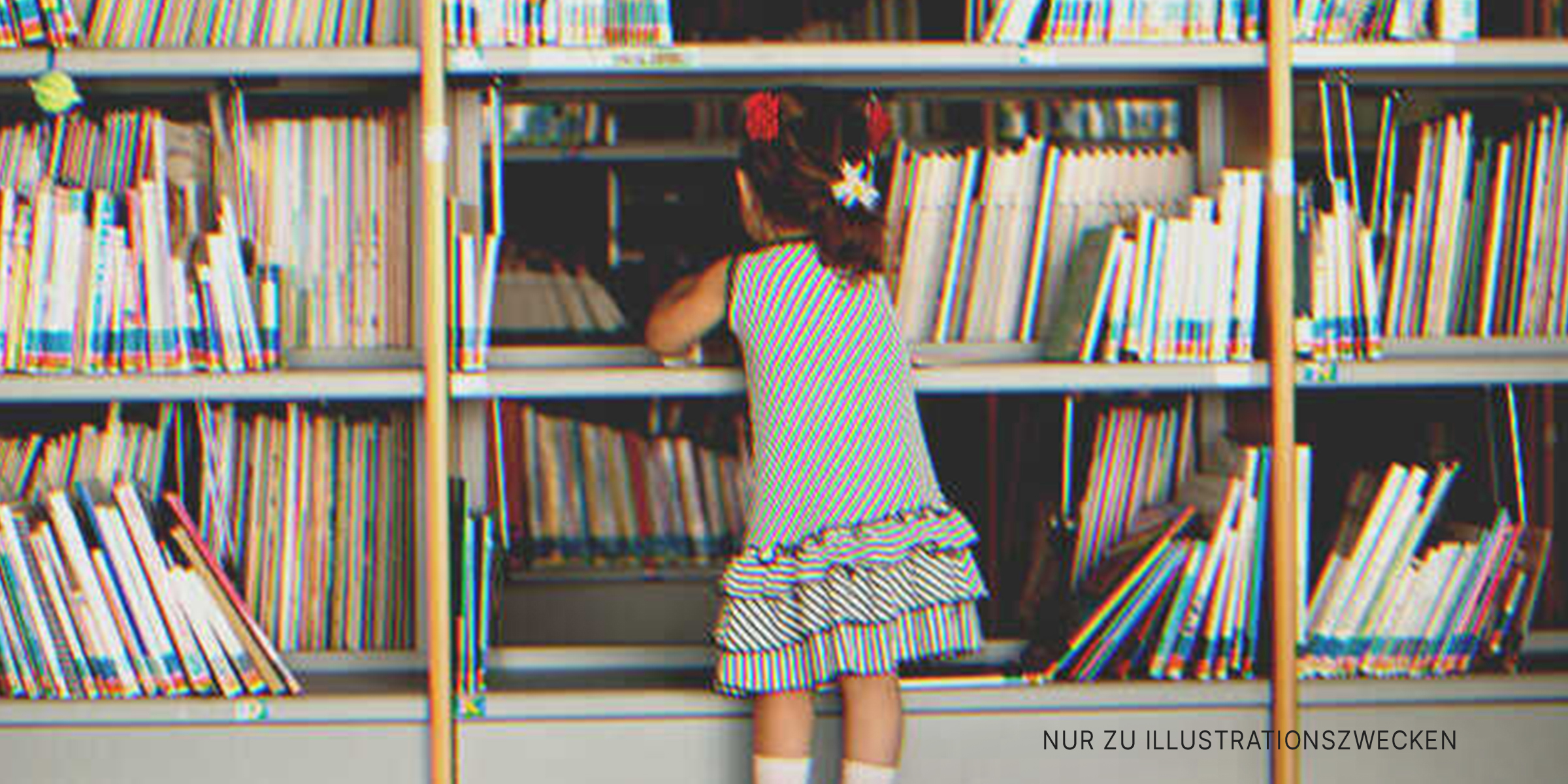 Ein Mädchen beim Bücherregal | Quelle: Shutterstock