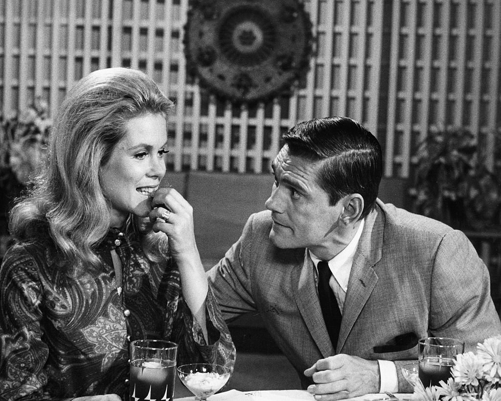 Elizabeth Montgomery and Dick York on the set of "Bewitched" in 1968 | Photo: Getty Images