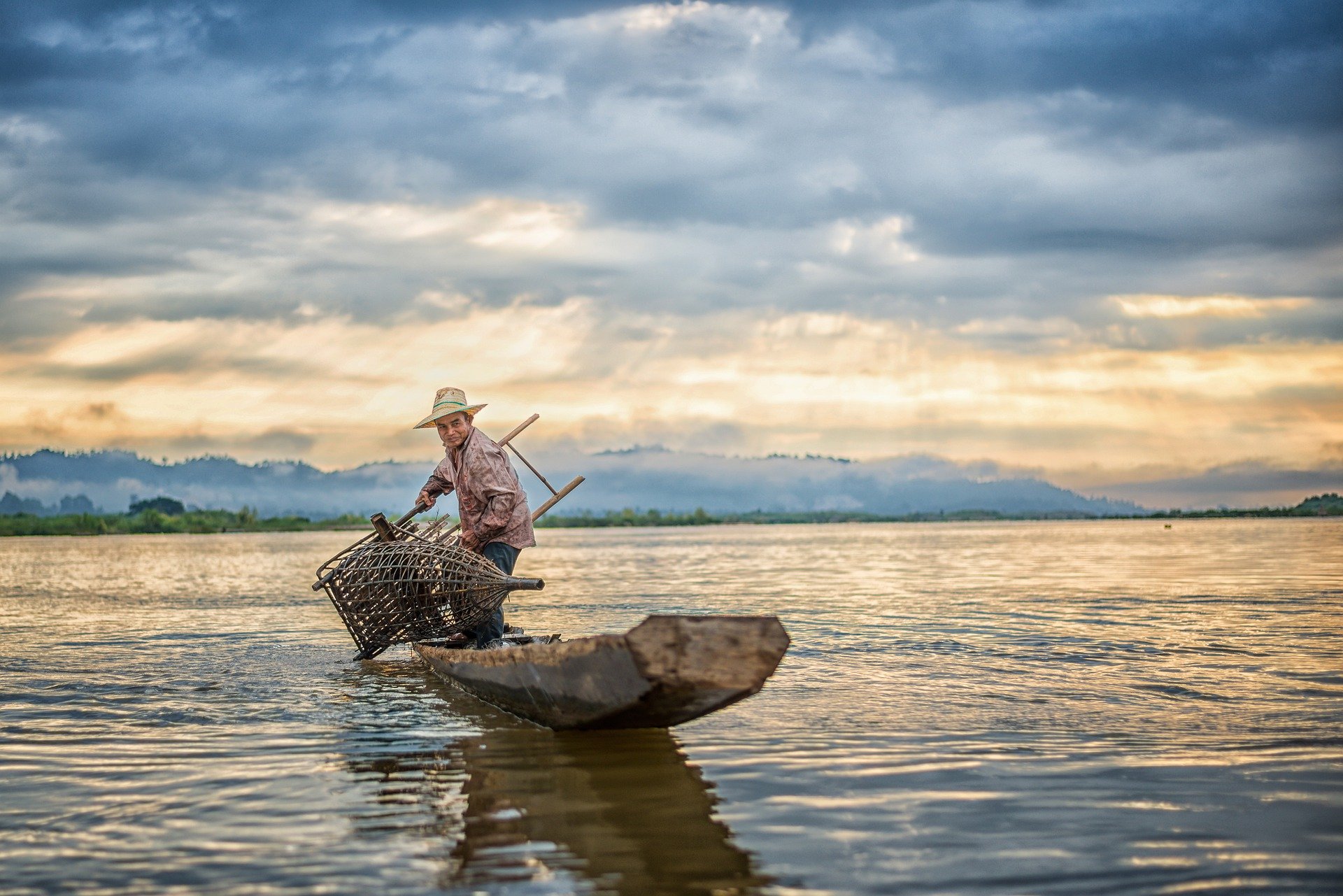 Ein Fischer ist mit dem Fischfang beschäftigt. | Quelle: Pixabay