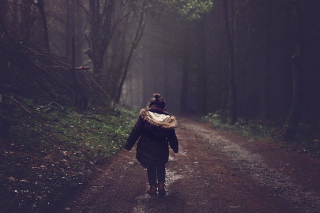 A little girl walks in the woods | Photo: Pixabay