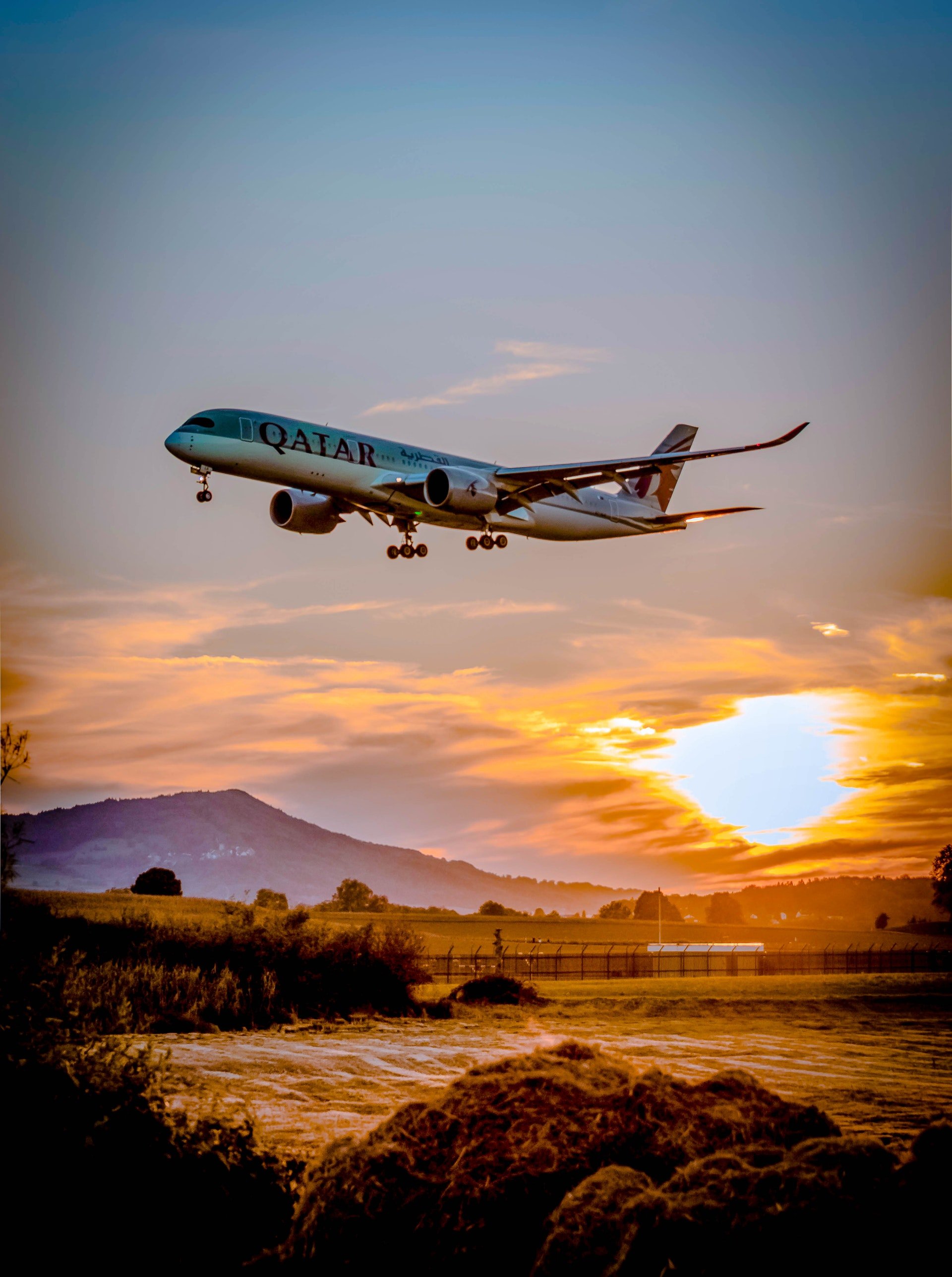 An airplane flying over a picturesque view | Photo: Pexels