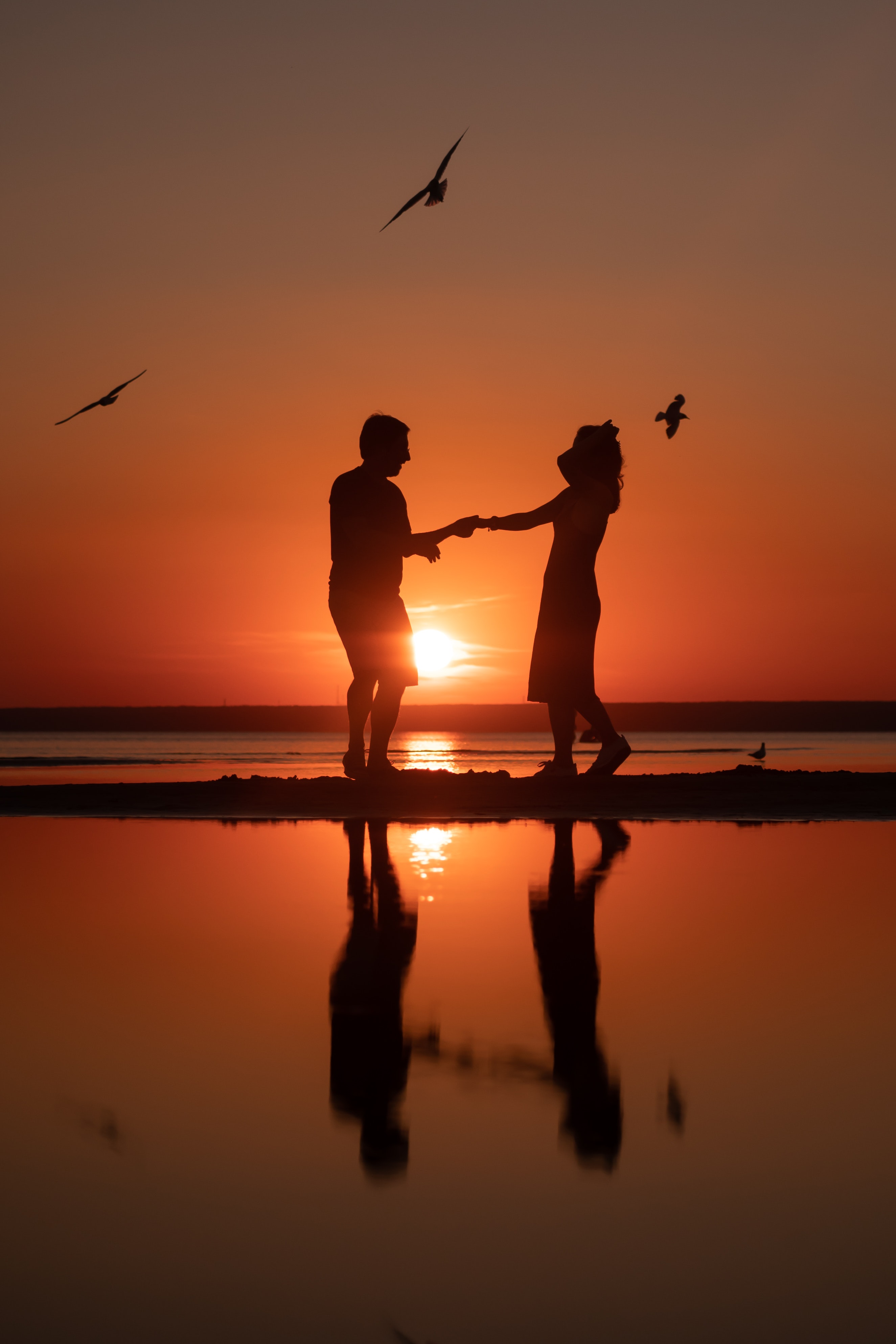 A couple dancing together on the beach. | Source: Pexels
