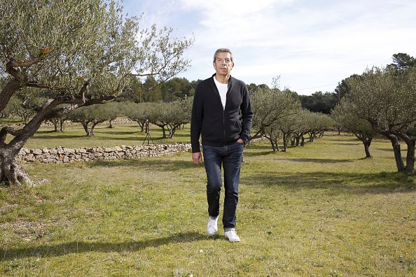 Michel Cymes est photographié pour Paris Match dans sa propriété près de Draguignan.| Photo : Getty Images