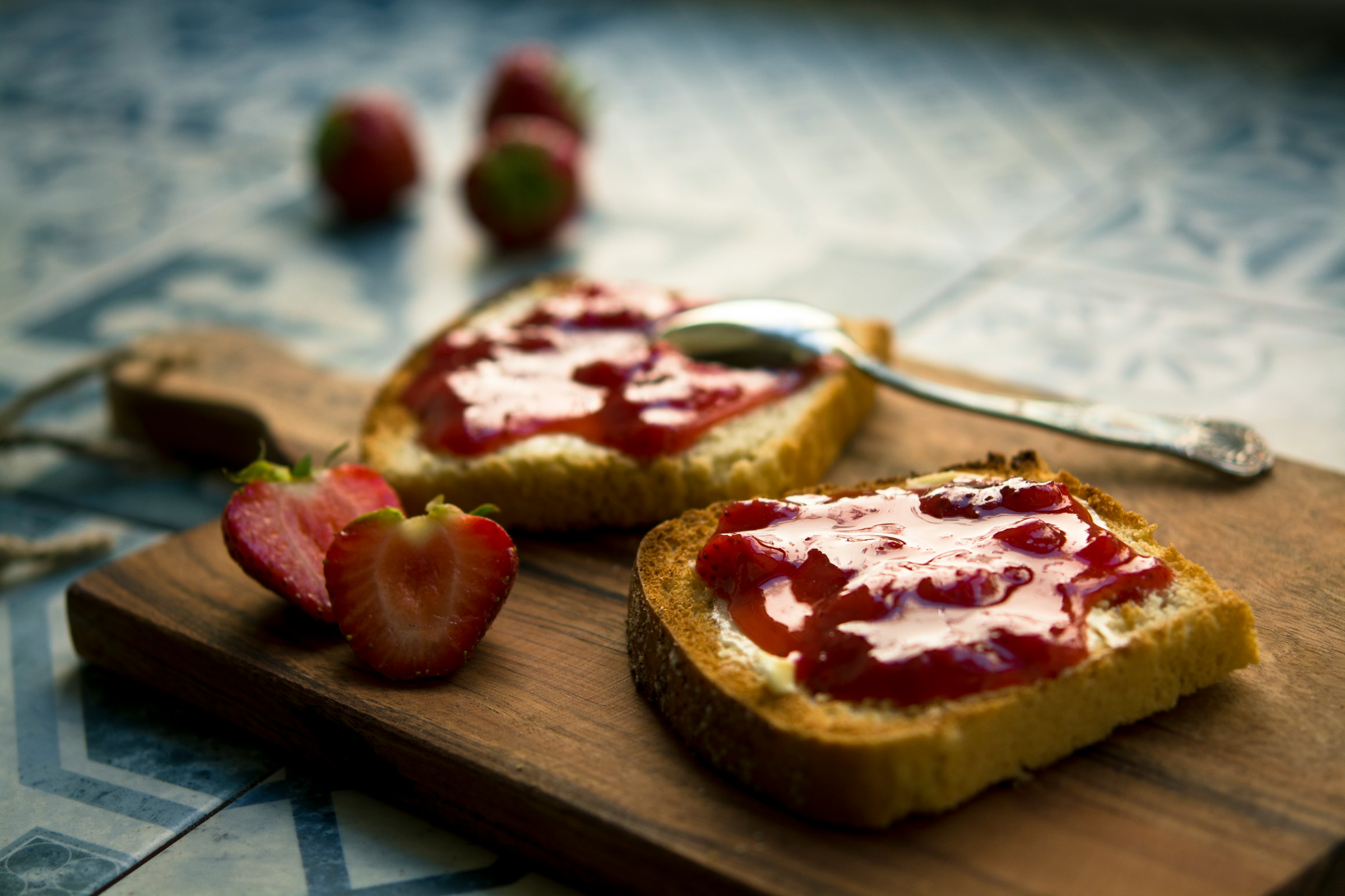 Toast and jam on a board | Source: Unsplash