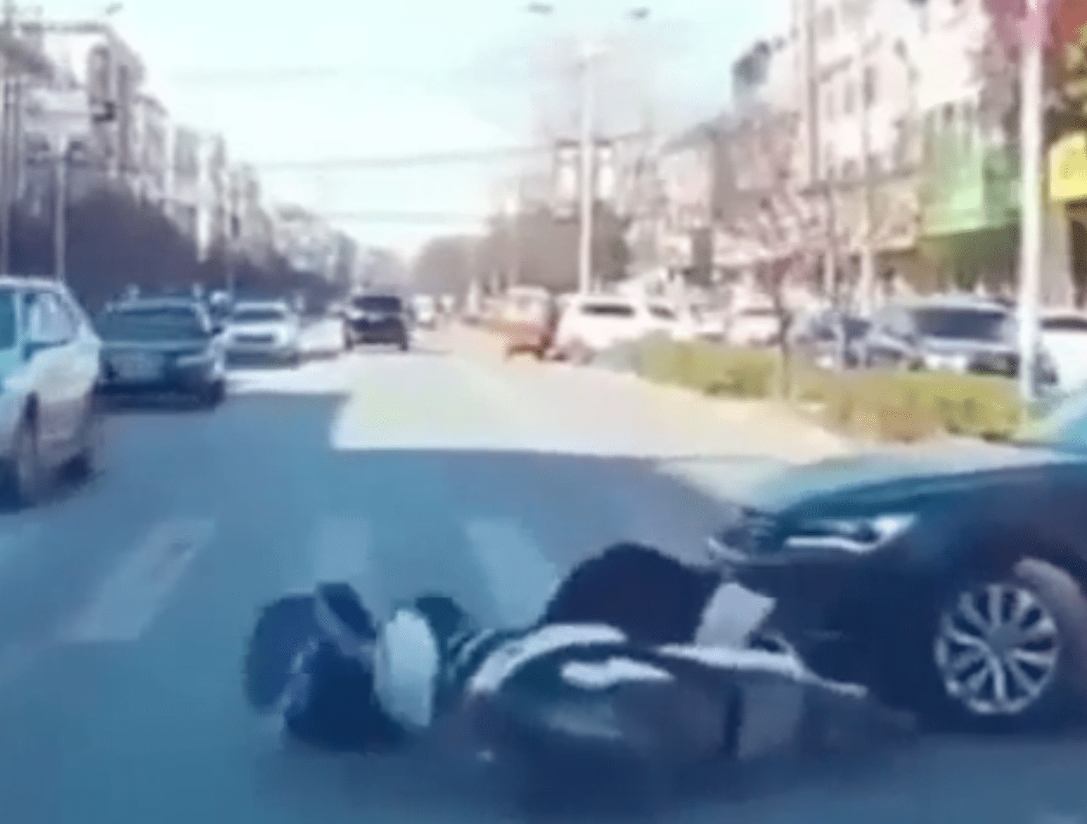 Woman in the middle of an accident scene | Photo: Reddit/Whatcouldgowrong