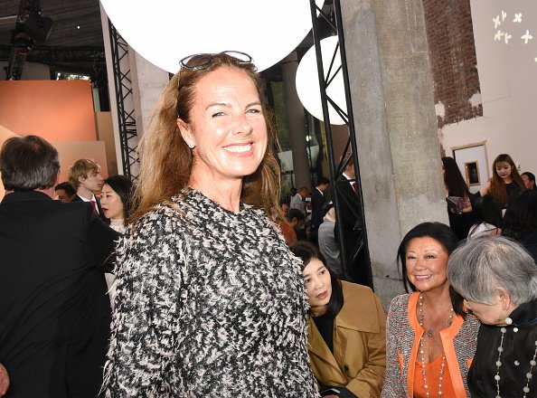 La sculptrice Laurence Jenkell assiste au défilé Schiatzy Chen dans le cadre de la Semaine de la mode féminine printemps. |Photo : Getty images. La sculptrice Laurence Jenkell assiste au défilé Schiatzy Chen dans le cadre de la Semaine de la mode féminine printemps. |Photo : Getty images.